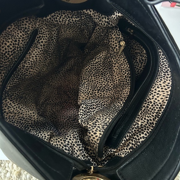 Elegant Black Faux Leather Shoulder Bag - Picture 9 of 13